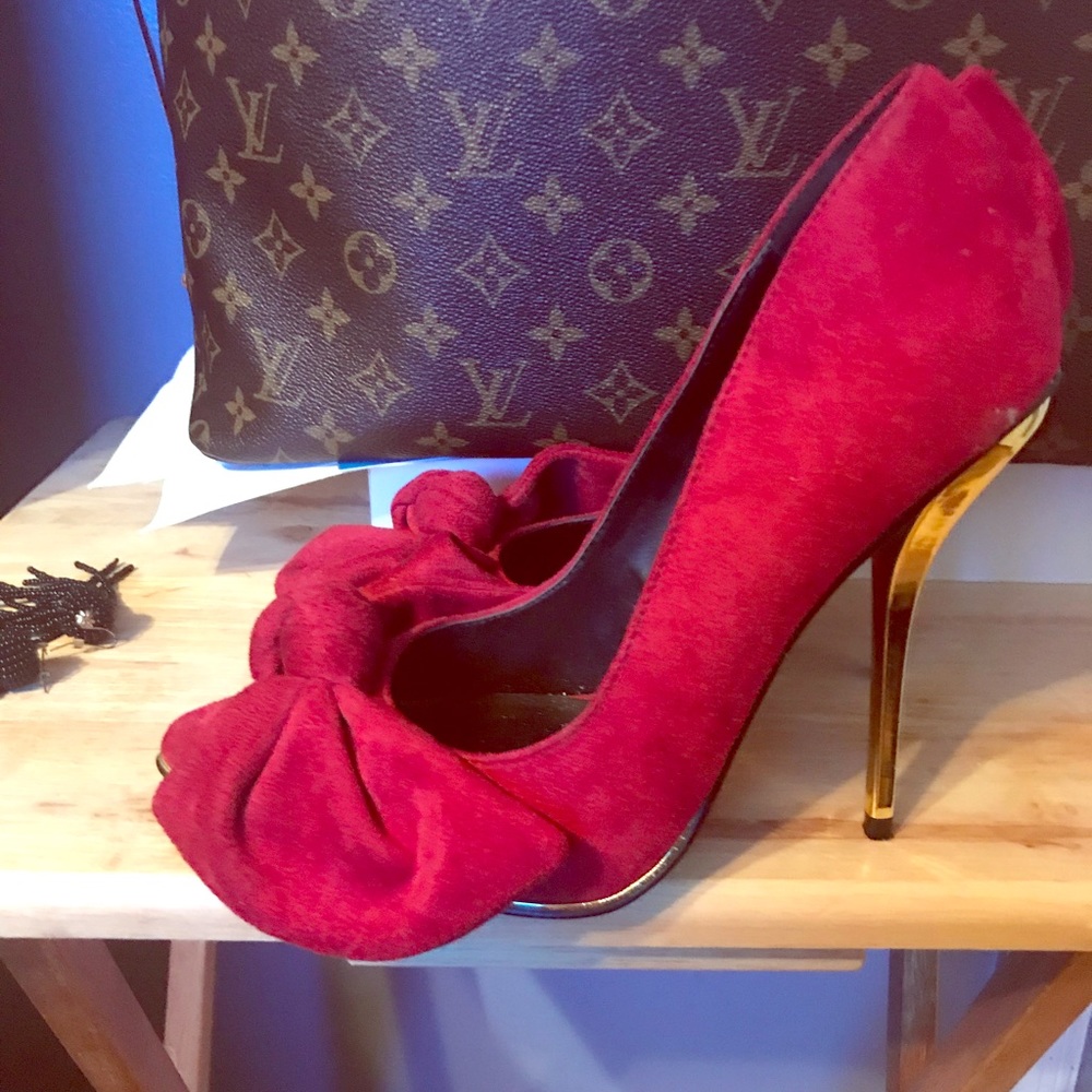Velvet bow pumps. Sexy